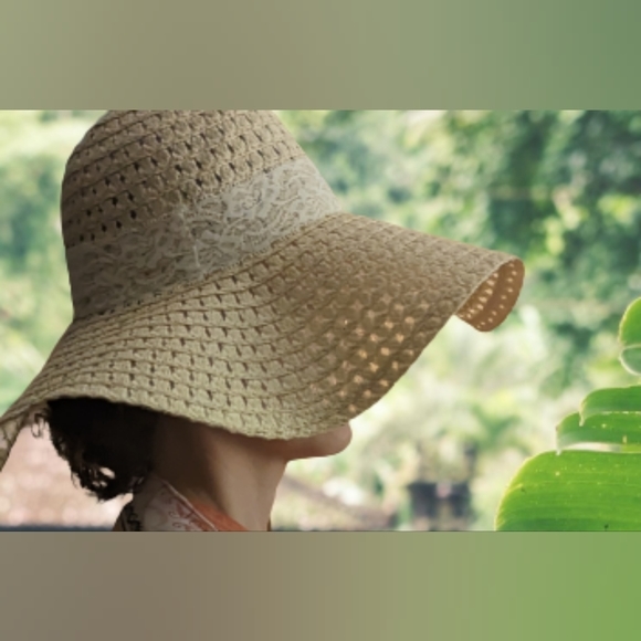 EUC fair straw toned wide brim white 2 inch wide lace around base extra floppy - Picture 5 of 7